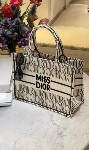 M-IS-S D-IO-R BOOK LARGE TOTE