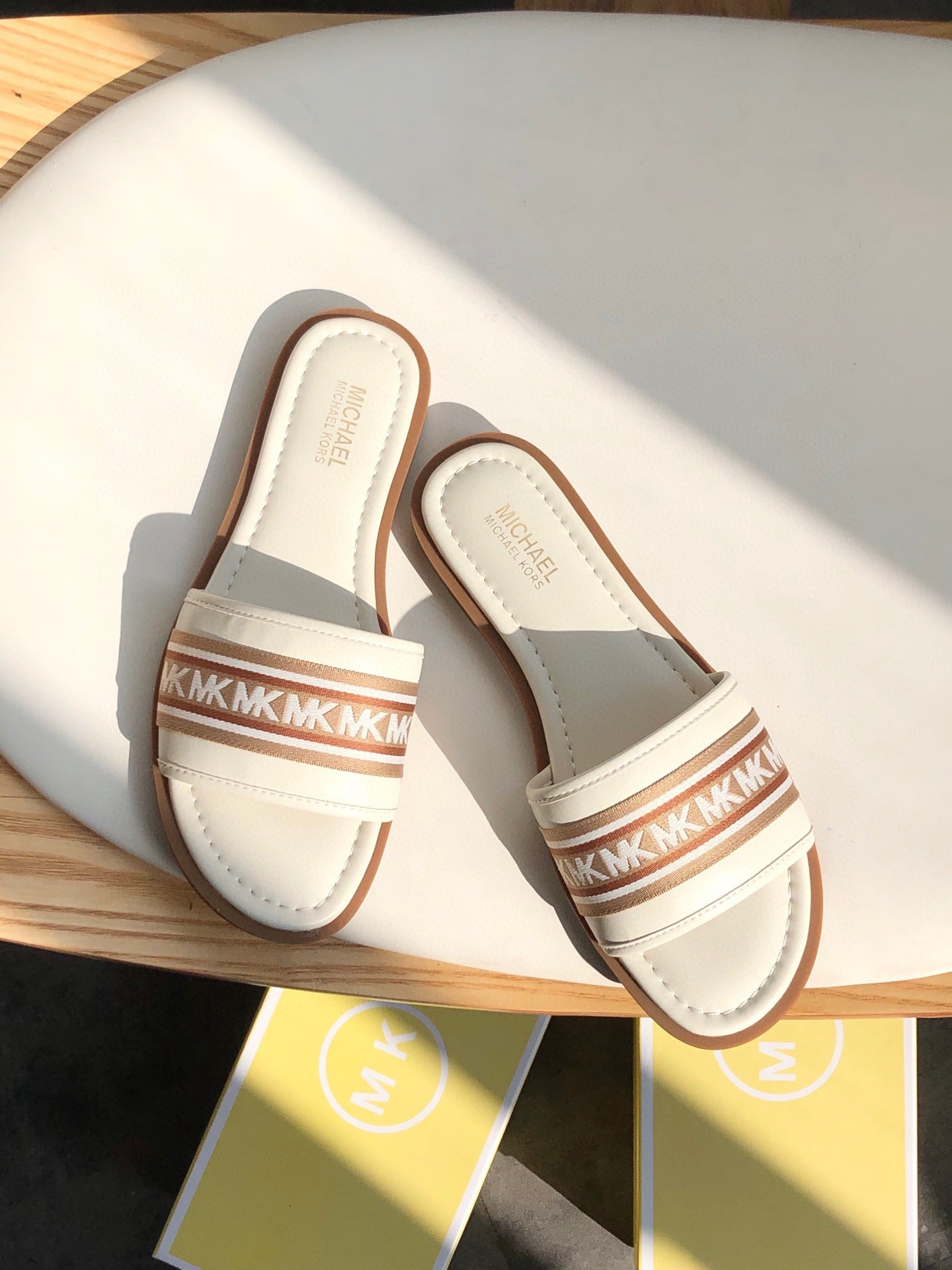 M-I-C-H-A-E-L K-O-R-S MK SADLER SLIDE FLATS WITH OG BOX & DUST BAG PREMIUM (WHITE)