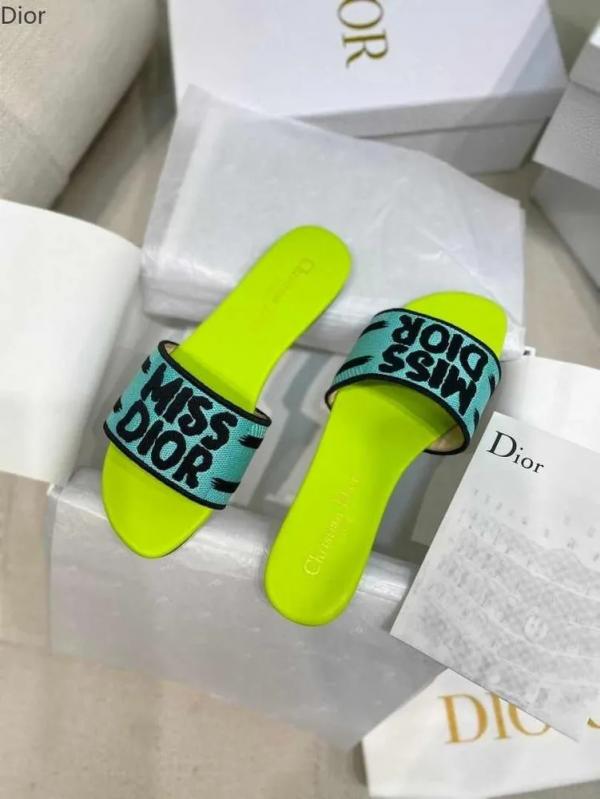 M-I-S-S D-I-O-R PREMIUM DWAY SLIDE WITH OG BOX & CARRY BAG (NEON)