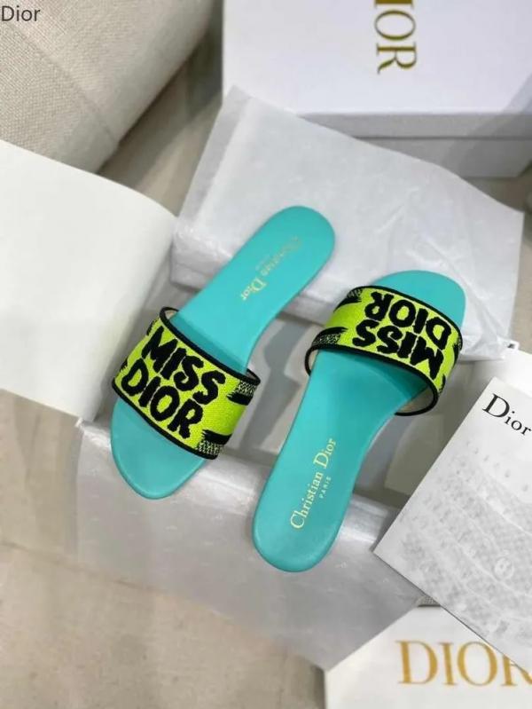 M-I-S-S D-I-O-R PREMIUM DWAY SLIDE WITH OG BOX & CARRY BAG (YELLOW GREEN)