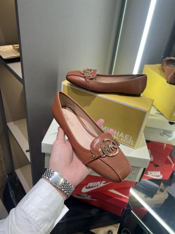 M-I-C-H-A-E-L K-O-R-S MK FULTON FLAT SHOES WITH OG BOX & DUST BAG & CARRY BAG PREMIUM (BROWN)