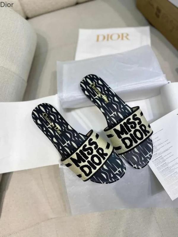 M-I-S-S D-I-O-R PREMIUM DWAY SLIDE WITH OG BOX & CARRY BAG (WHITE BLACK)