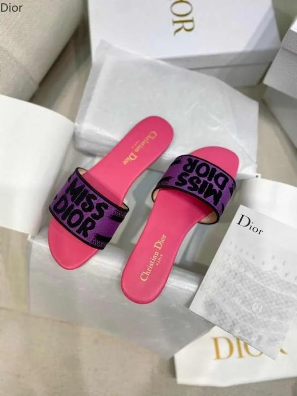 M-I-S-S D-I-O-R PREMIUM DWAY SLIDE WITH OG BOX & CARRY BAG (PURPLE PINK)