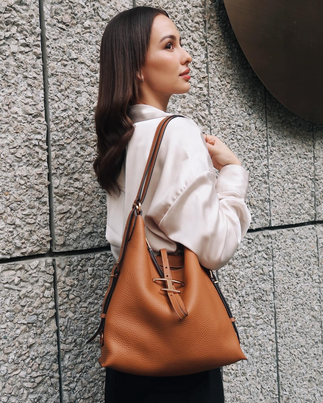 TODS T TIMELESS PEBBLE PREMIUM LEATHER BAG WITH OG MAGNETIC BOX WITH DUST BAG (TAN)