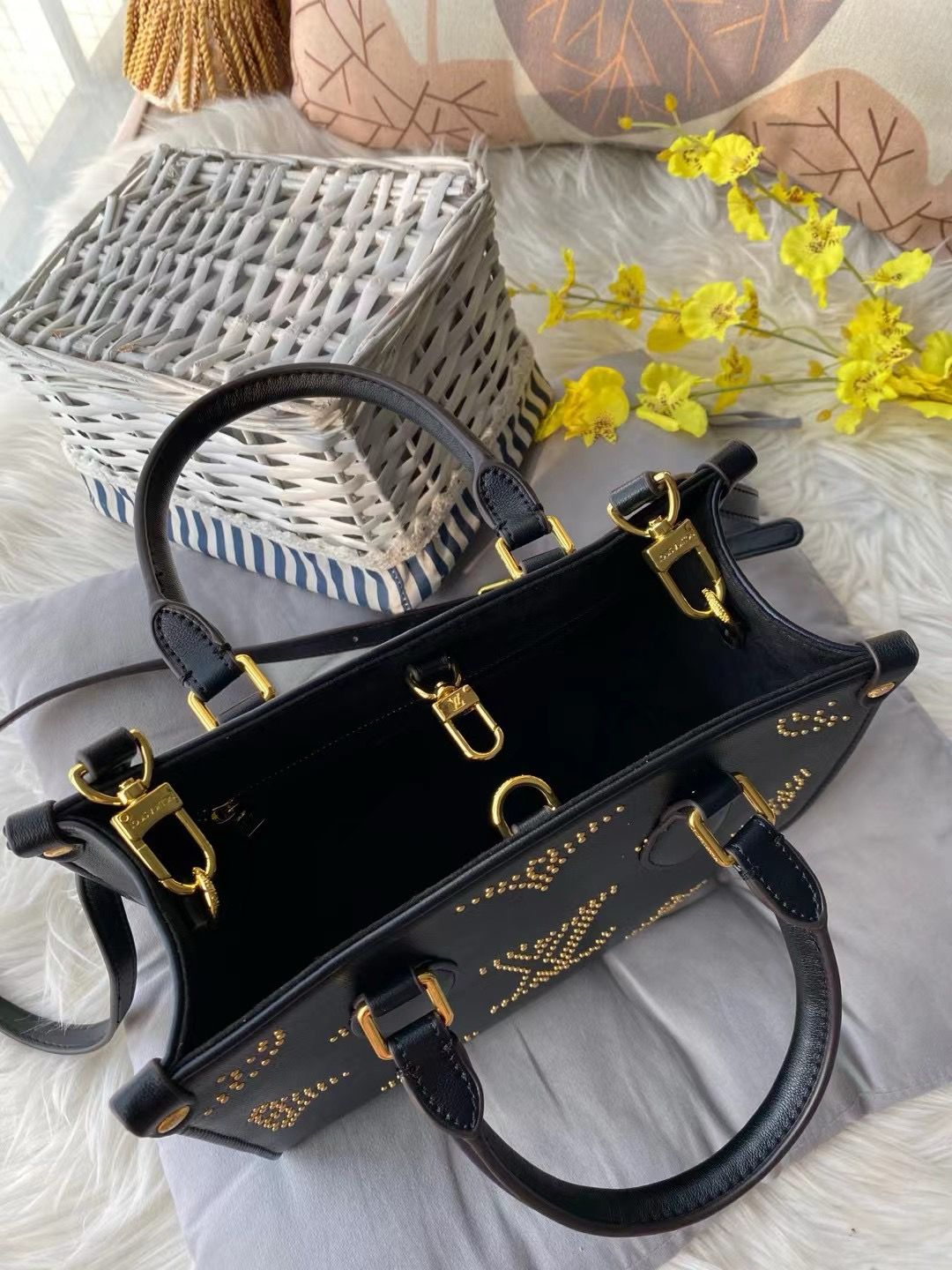 LVTN STUDDED INITIALS 25 CMS ON THE GO SERIES BAG