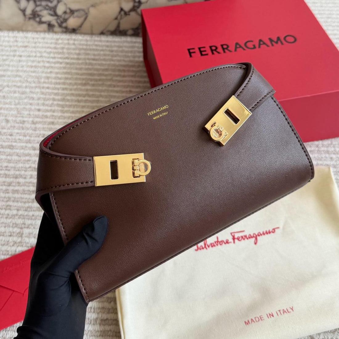 FER-RA-GA-MO HUG SMALL CROSSBODY BAG