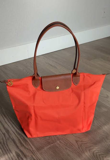 L-ONG-CH-AMP LE PLI-AGE TOTE BAG WITH CONTRAST LEATHER FLAP